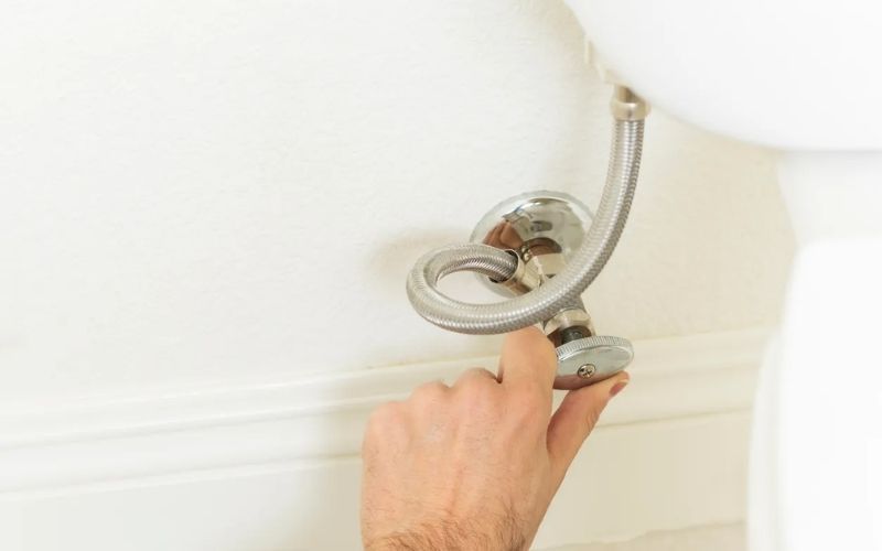 Khóa chặt van cấp nước nằm dưới két nước bồn cầu là bước đầu tiên để ngăn chặn sự trào ngược khi xử lý sự cố.