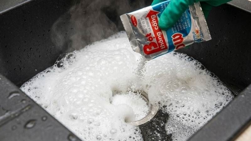 Bột thông cống DW: Review hiệu quả & Hướng dẫn sử dụng 2 Phản ứng hóa học sủi bọt và sinh nhiệt độ rất cao khi bột thông cống DW tiếp xúc với nước.