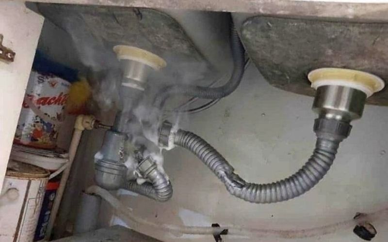 Bột thông cống Botek-05 tan mỡ có tốt không? Cách dùng chuẩn 3 Ống ruột gà chậu rửa chén bị sun chảy, biến dạng do sức nóng từ phản ứng sinh nhiệt của bột hóa chất.