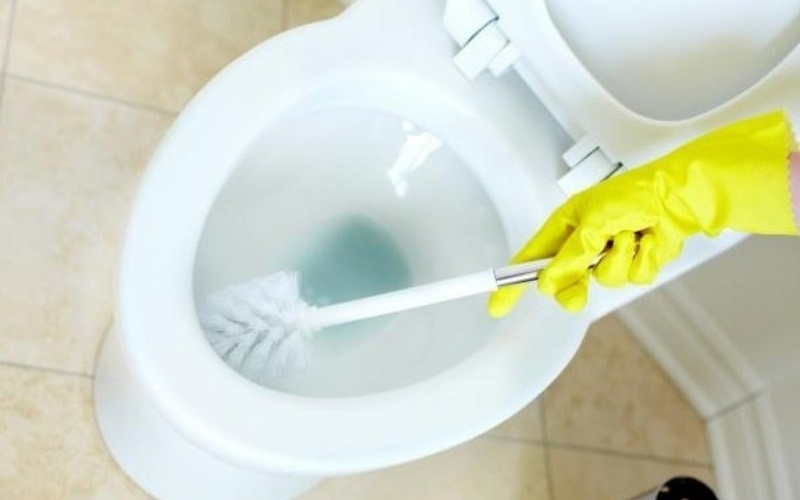 Cần trang bị đầy đủ găng tay và chổi cọ lông mềm để tránh làm xước bề mặt men sứ.