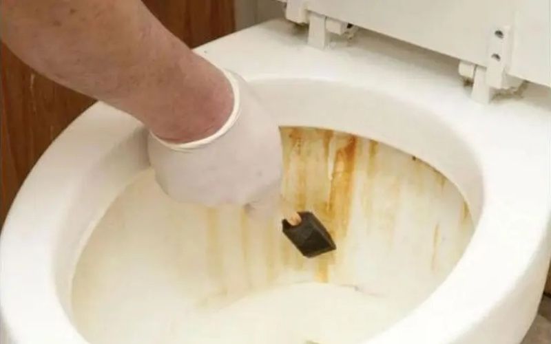 Tẩy trắng bồn cầu bị ố vàng cứng đầu hiệu quả bằng dung dịch phèn chua