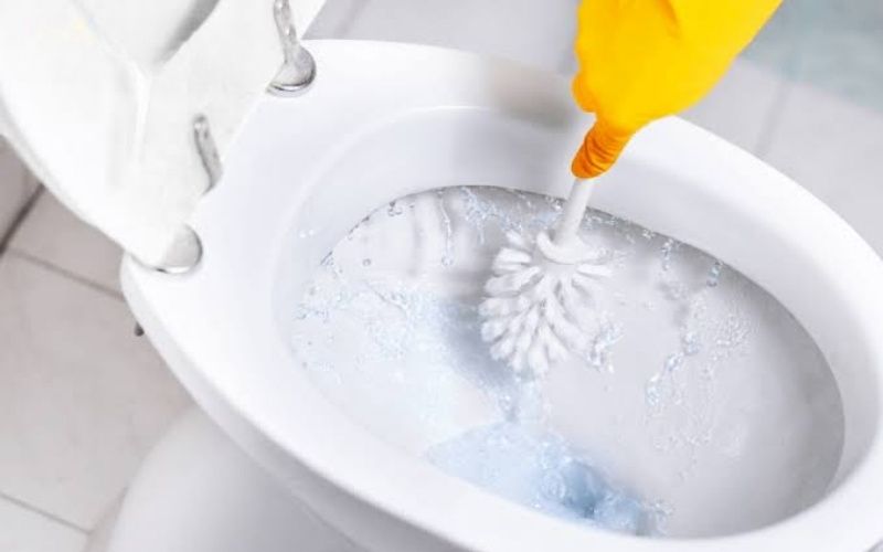 Vệ sinh bồn cầu đúng cách giúp bảo vệ men sứ và duy trì hệ vi sinh hầm tự hoại.