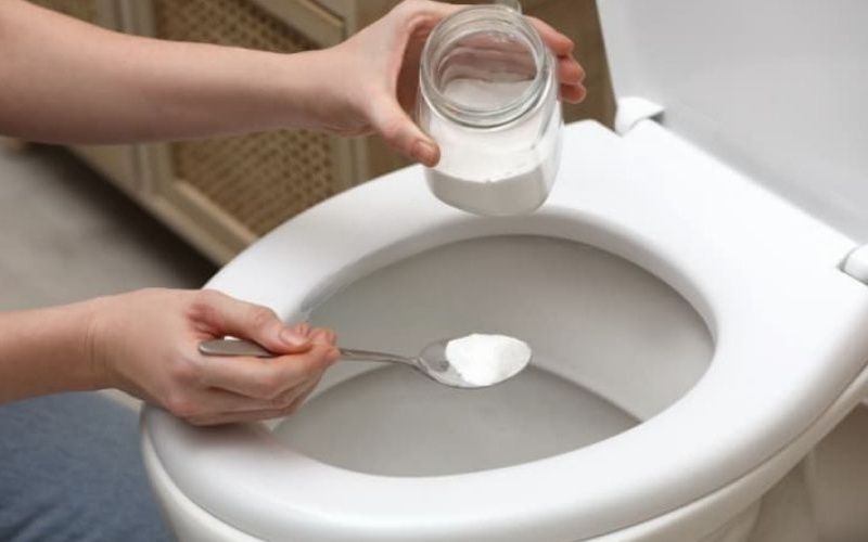 Xử lý cặn vôi bám chặt dưới lòng bồn cầu bằng bột hàn the (borax) an toàn cho hầm tự hoại