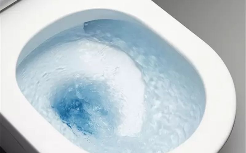 Cách thông tắc bồn cầu bằng chai nhựa cải tiến không bẩn tay 7 Áp dụng thành công cách thông tắc bồn cầu bằng chai nhựa khi nước rút nhanh và tạo thành phễu xoáy.