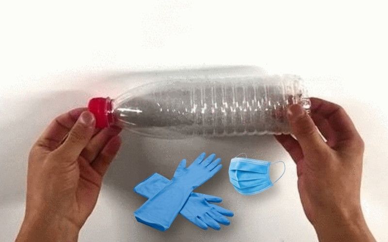 Cách thông tắc bồn cầu bằng chai nhựa cải tiến không bẩn tay 4 Chuẩn bị đầy đủ dụng cụ bảo hộ và chai nhựa cứng cáp loại 1.5L - 2L để đảm bảo lực đẩy tốt nhất.