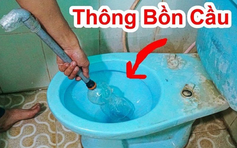 Cách thông tắc bồn cầu bằng chai nhựa cải tiến không bẩn tay 5 Gắn thêm cán dài giúp bạn thao tác mạnh mẽ mà không lo tay chạm vào nước bẩn.